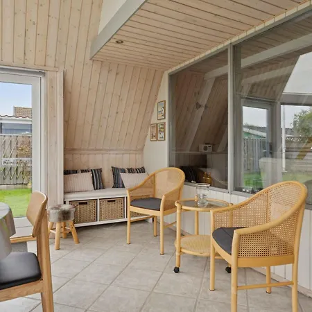 Feriehus Lovely With Sea View