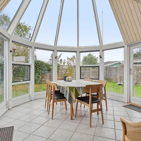 Lovely With Sea View Feriehus